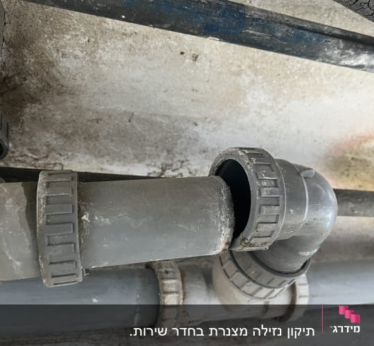 צינורות פלסטיק אפורים עם מחברים
